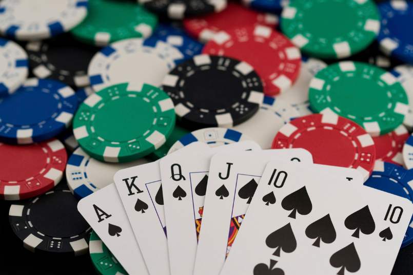 Api Poker giúp người chơi dễ dàng liên kết bất kỳ lúc nào miễn có internet.